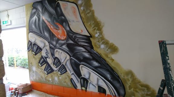 Een Foto van een voetbal schoen gemaakt met graffiti