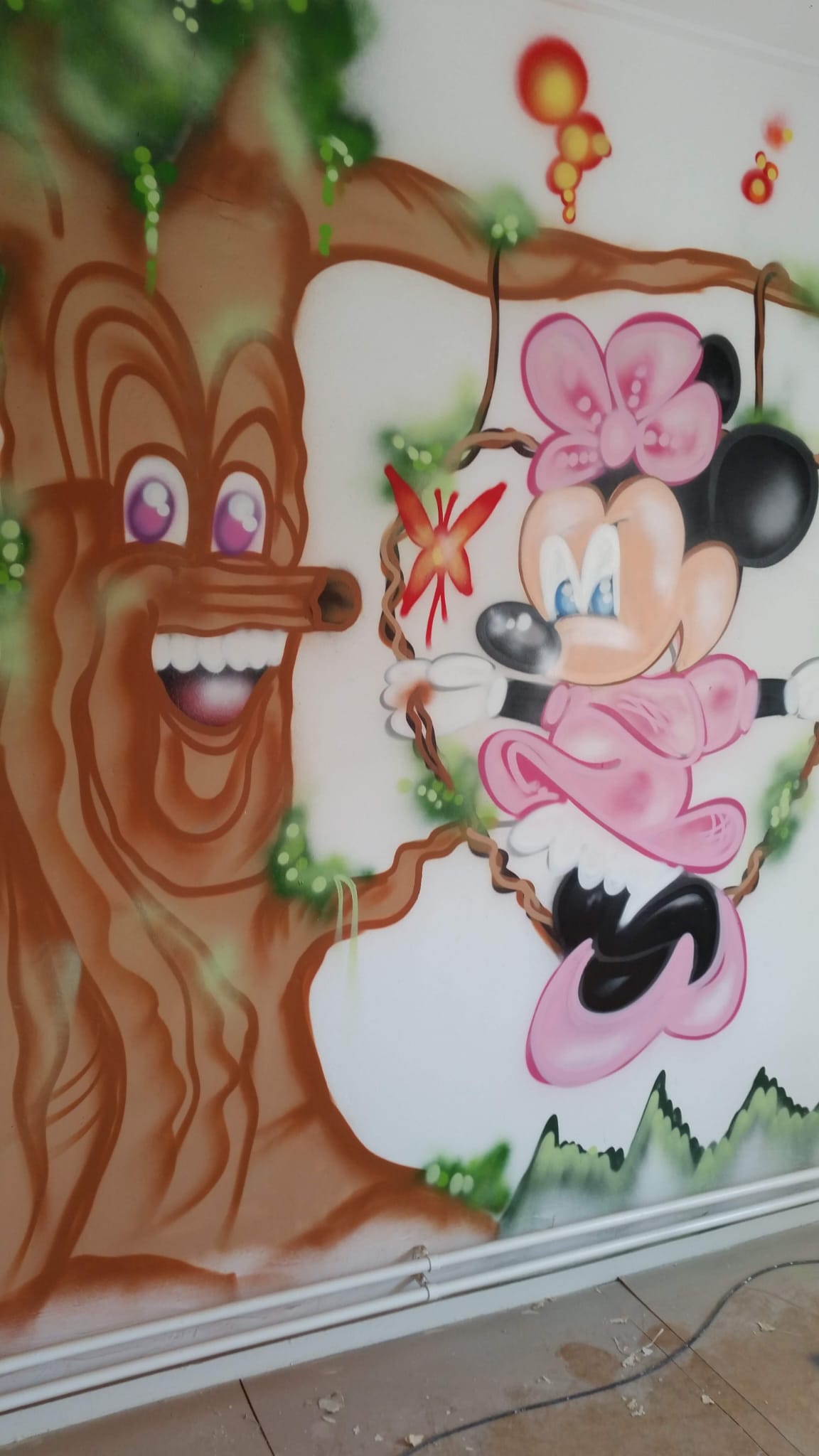 Een Foto van een kunst werk gemaakt met graffiti