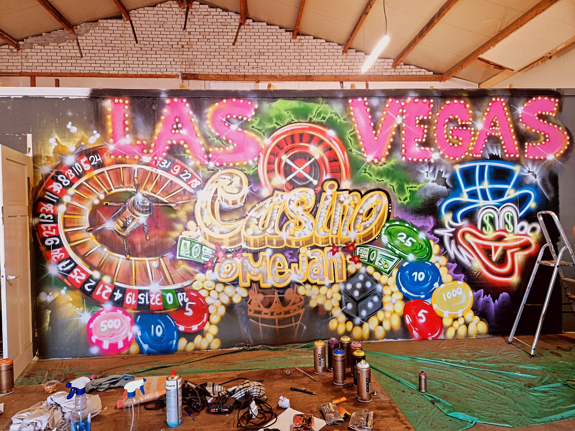 Een Foto van een kunst werk gemaakt met graffiti