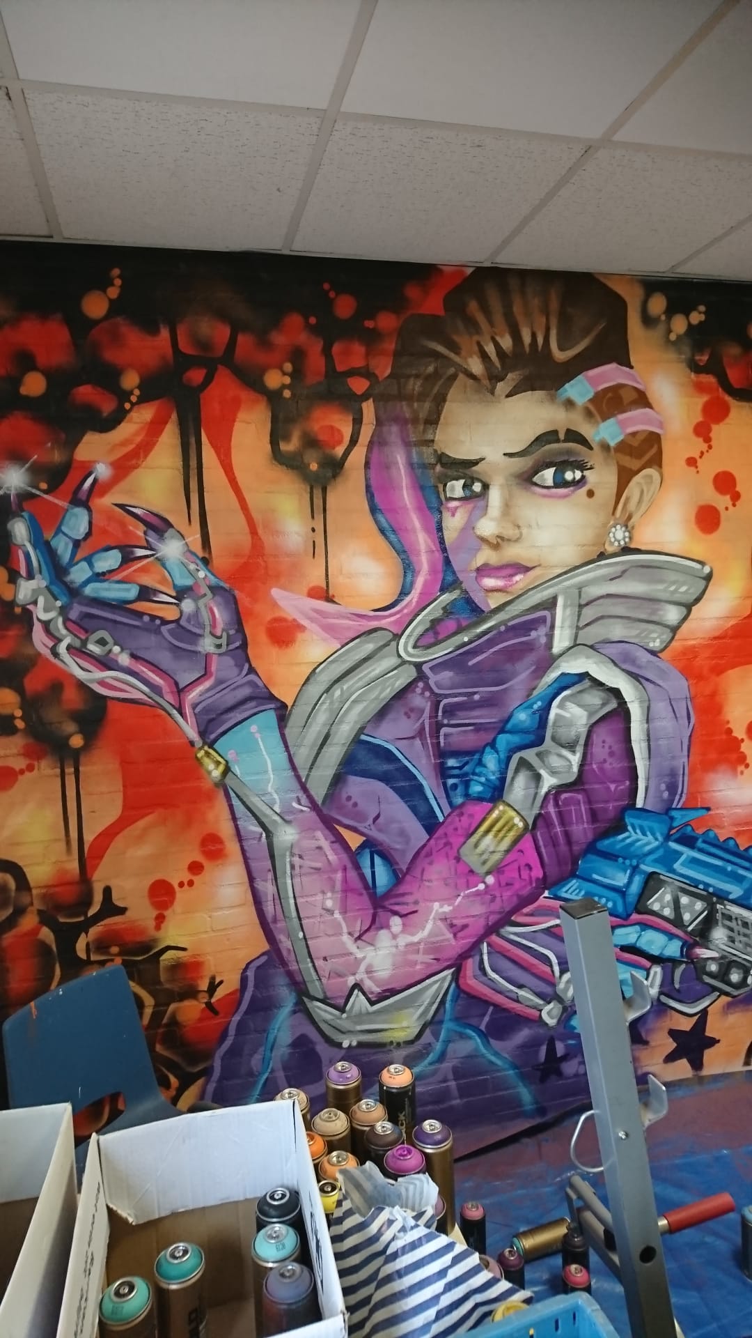 Een Foto van een kunst werk gemaakt met graffiti