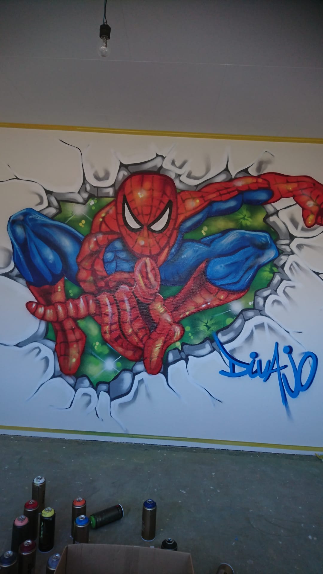 Een Foto van een kunst werk gemaakt met graffiti