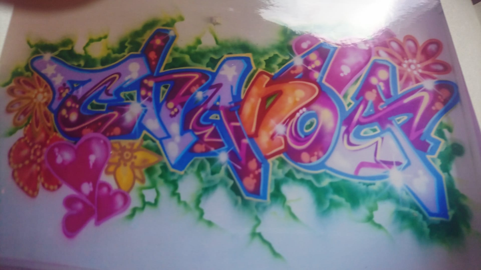 Een Foto van een kunst werk gemaakt met graffiti