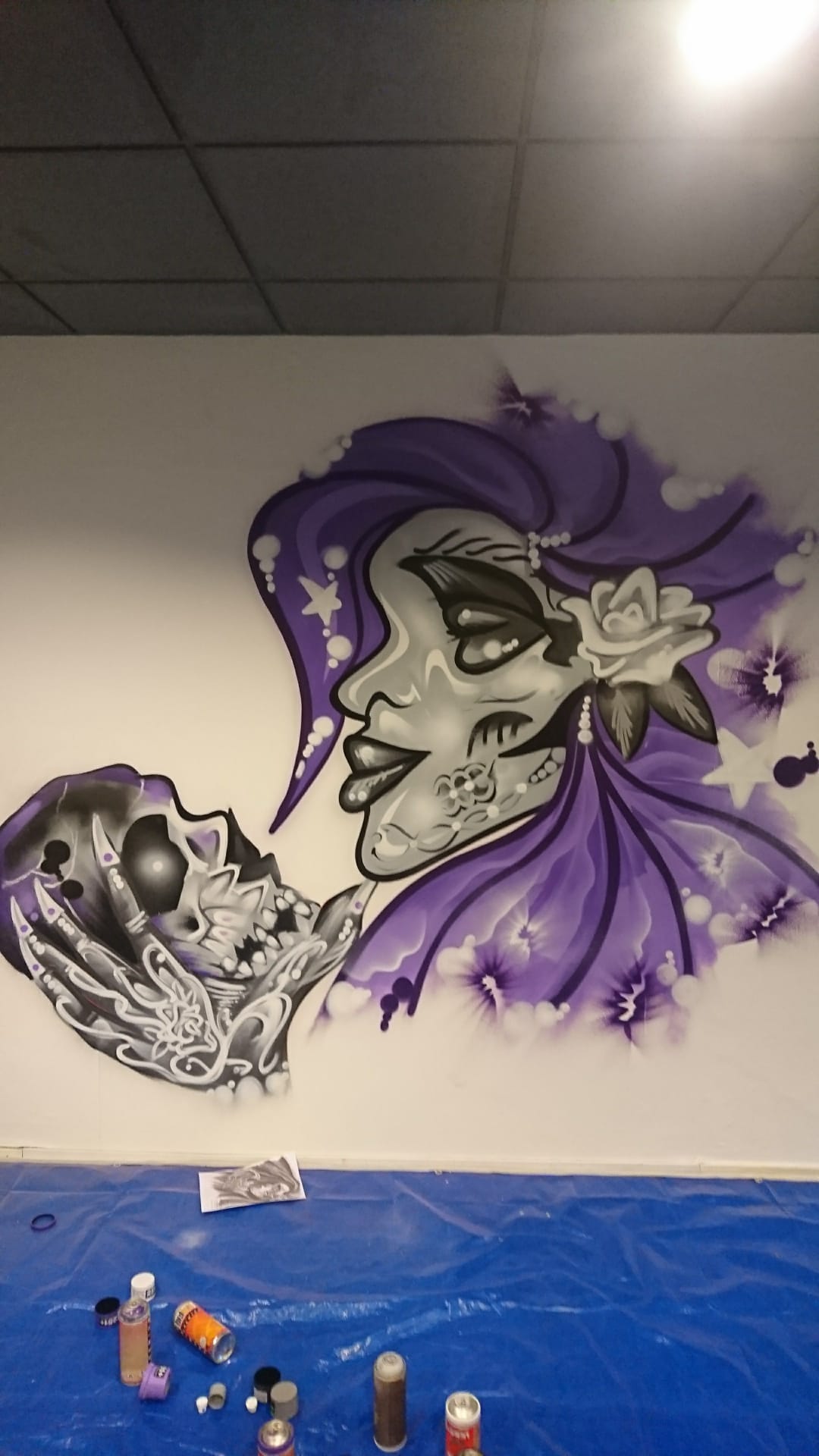 Een Foto van een kunst werk gemaakt met graffiti