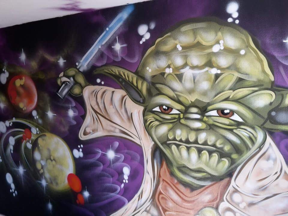 Een Foto van een kunst werk gemaakt met graffiti