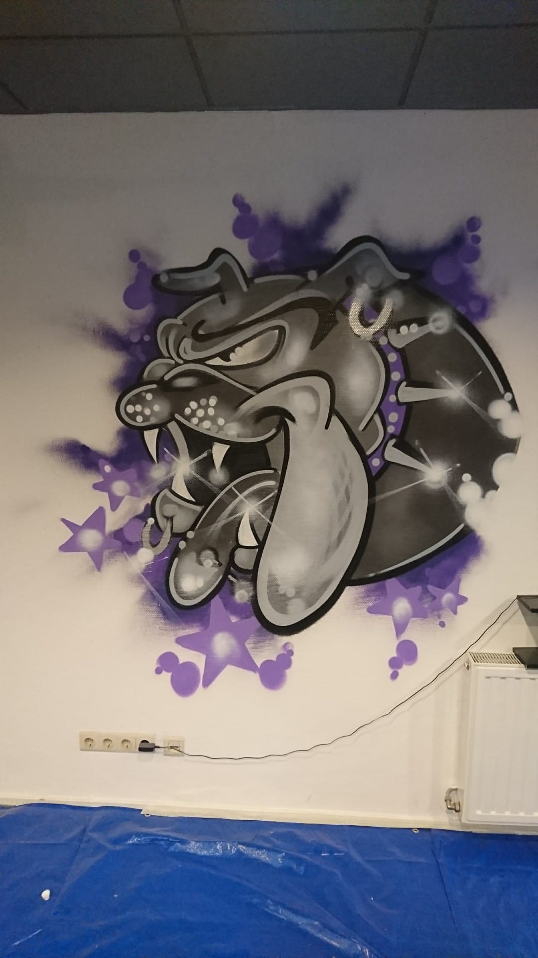 Een Foto van een kunst werk gemaakt met graffiti