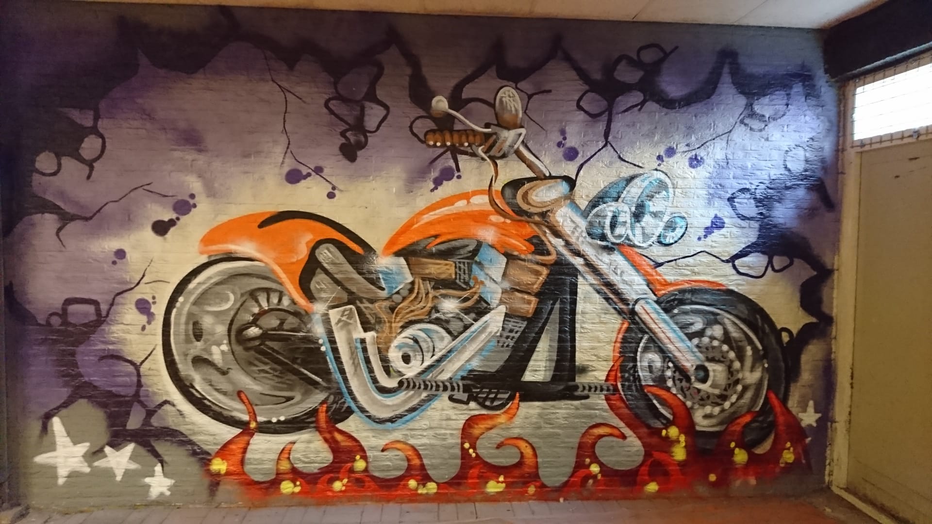 Een Foto van een kunst werk gemaakt met graffiti