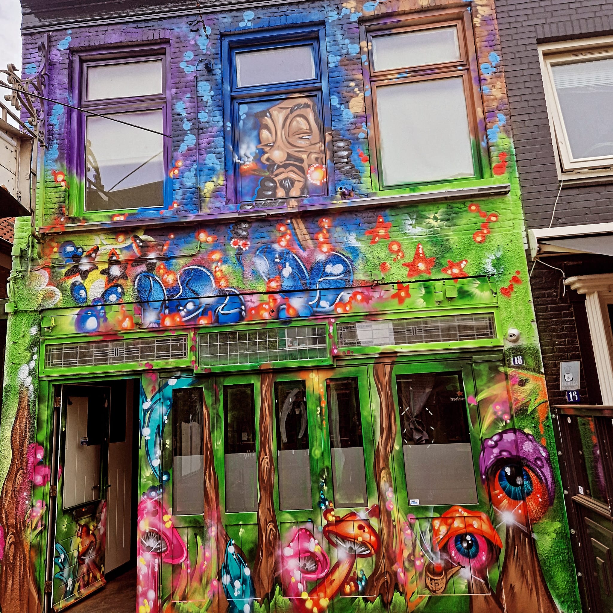 Een Foto van een gebouw dat met graffiti geschilderd is