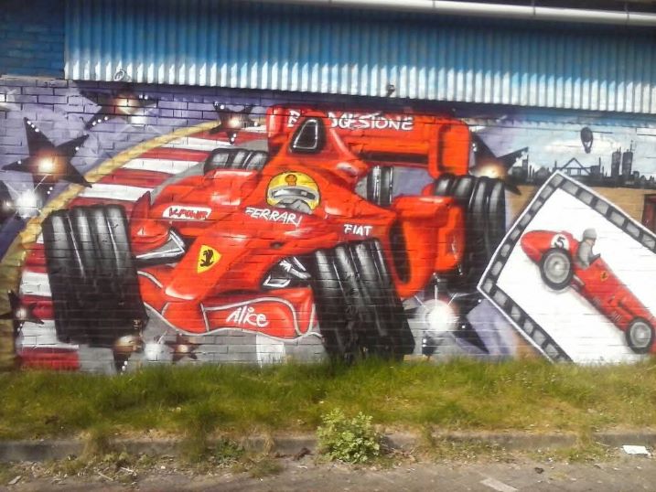 Een Foto van graffiti op een gebouw