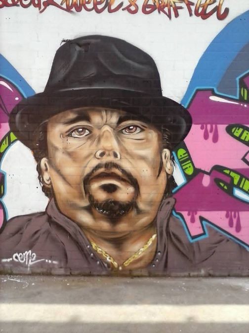 Een Foto van graffiti op een gebouw