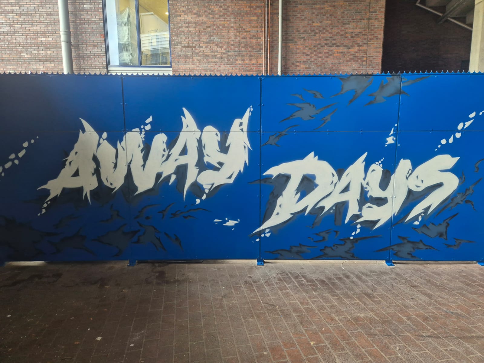 Een Foto van een graffiti voor het abe stadium