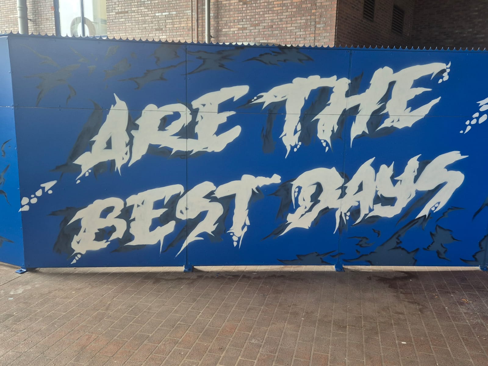 Een Foto van een graffiti voor het abe stadium