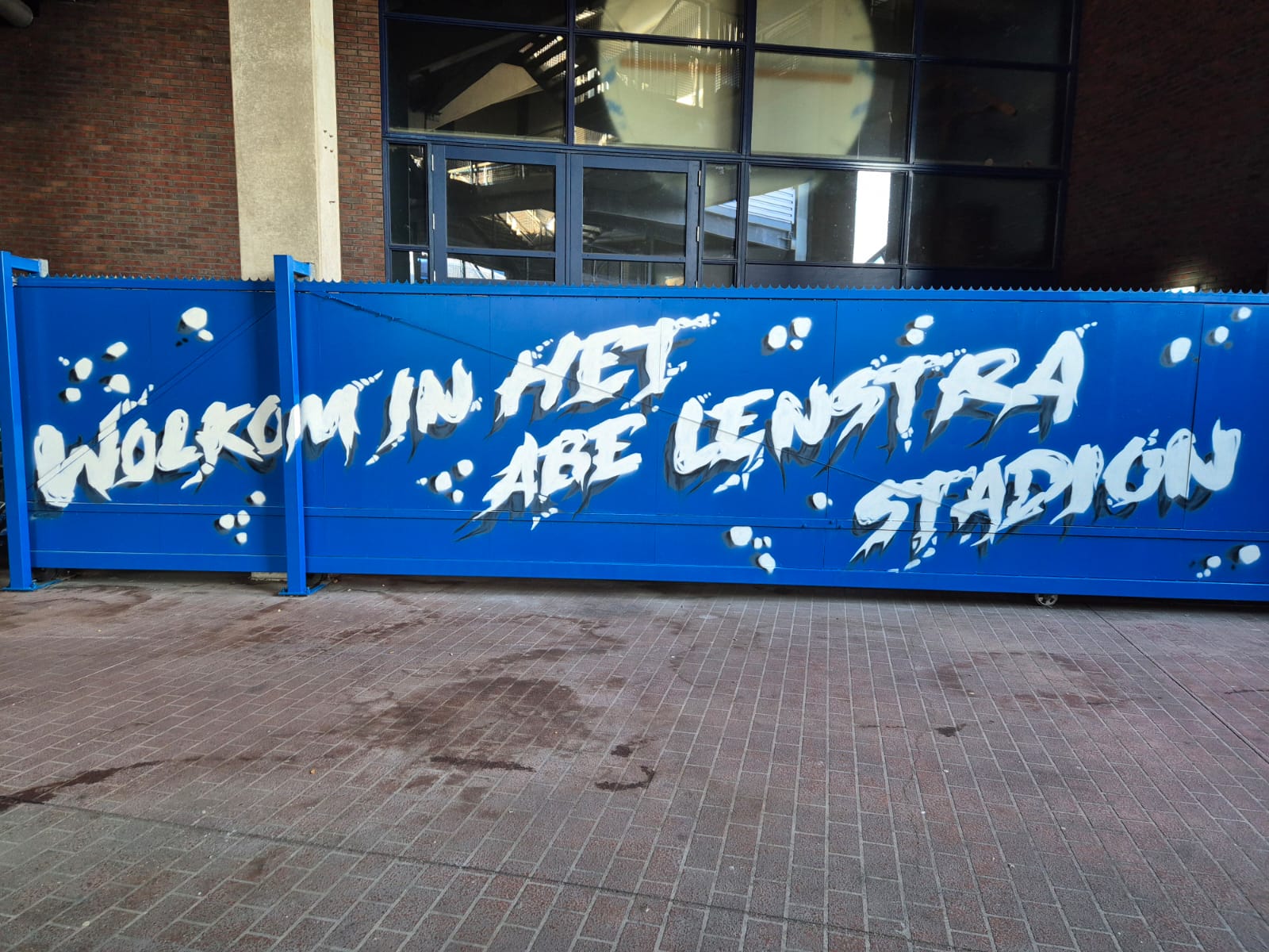 Een Foto van een graffiti voor het abe stadium
