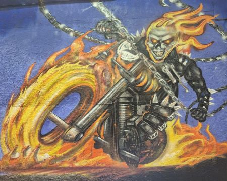 Een Foto van een motorrijder gemaakt met graffiti