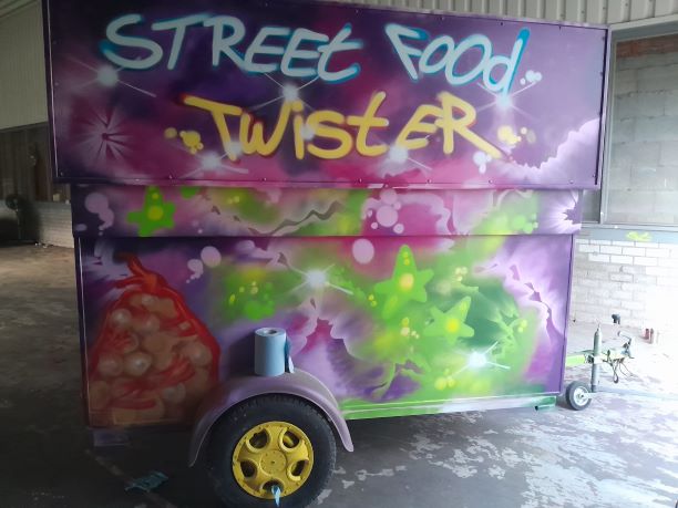 Een Foto van graffiti op een food kar