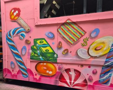 Een Foto van graffiti op een carnaval kar