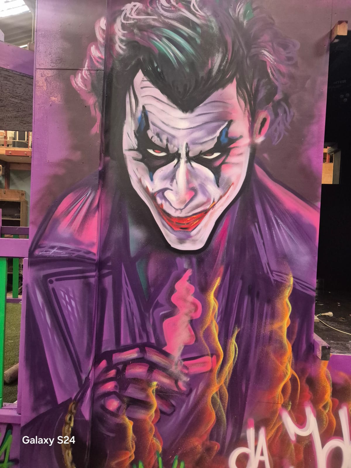 Een Foto van graffiti op een carnaval kar