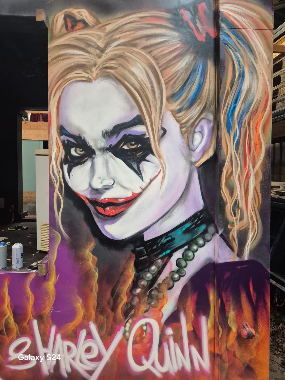 Een Foto van graffiti op een carnaval kar