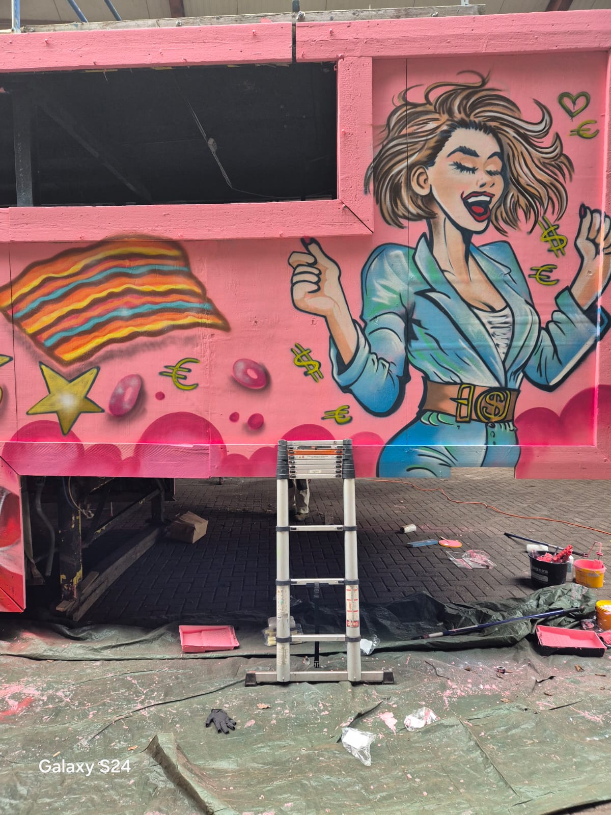 Een Foto van graffiti op een carnaval kar